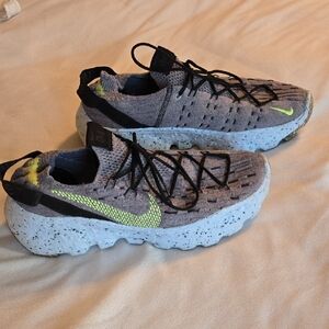  Nike Space Hippie 04 sneakers in Grey Volt